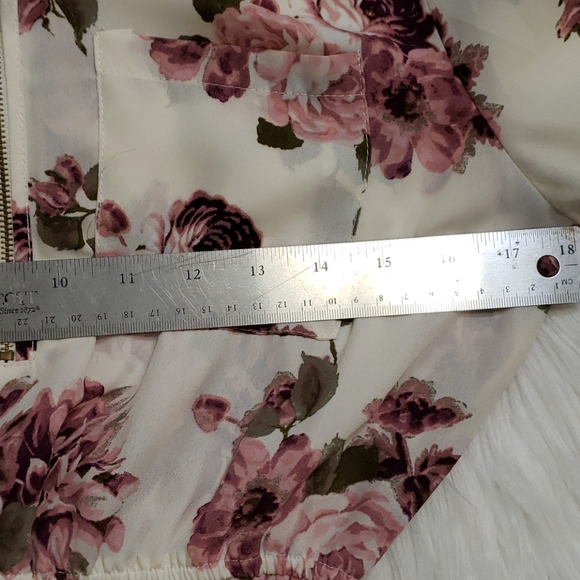 Blouse small cream floral Blouse - Picture 7 of 9